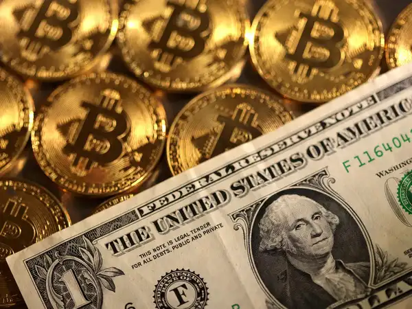 Record Bearish Dollar Bets Boost Bitcoin Outlook