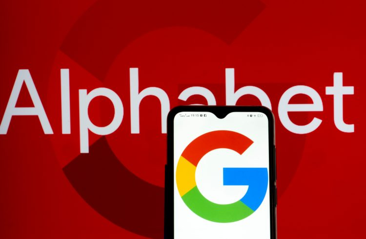 Alphabet stays silent on Google–Apple AI deal, even with investors