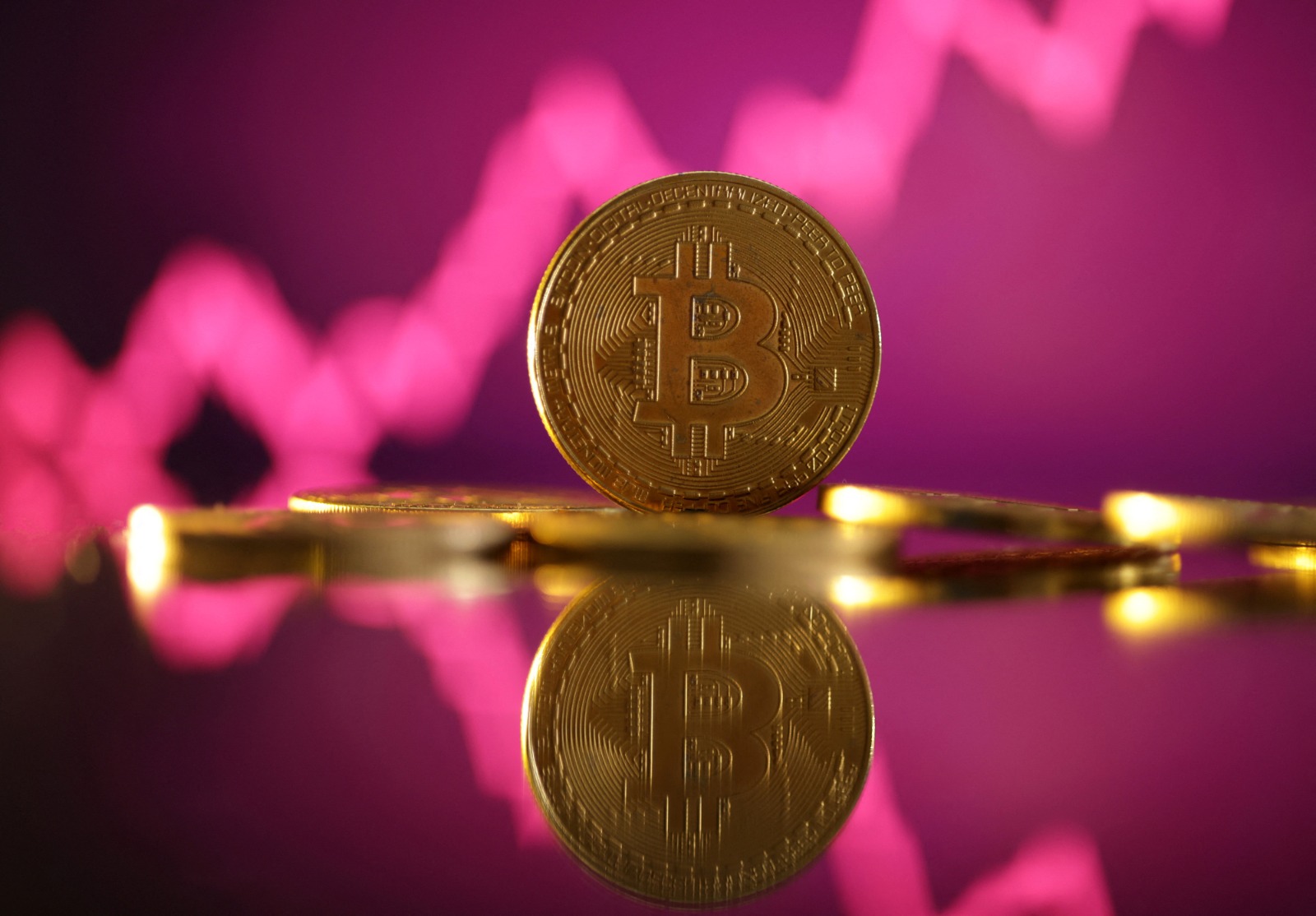 Bitcoin Falls to $60,000, Hits Lowest Level Since September 2024